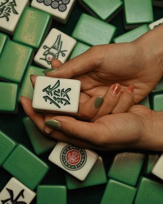 Mahjong Steine in der Hand – kostenlos spielen