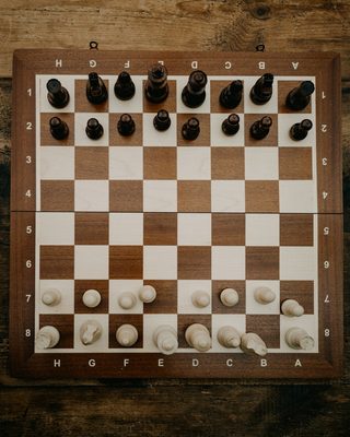 Schach spielen am Brett
